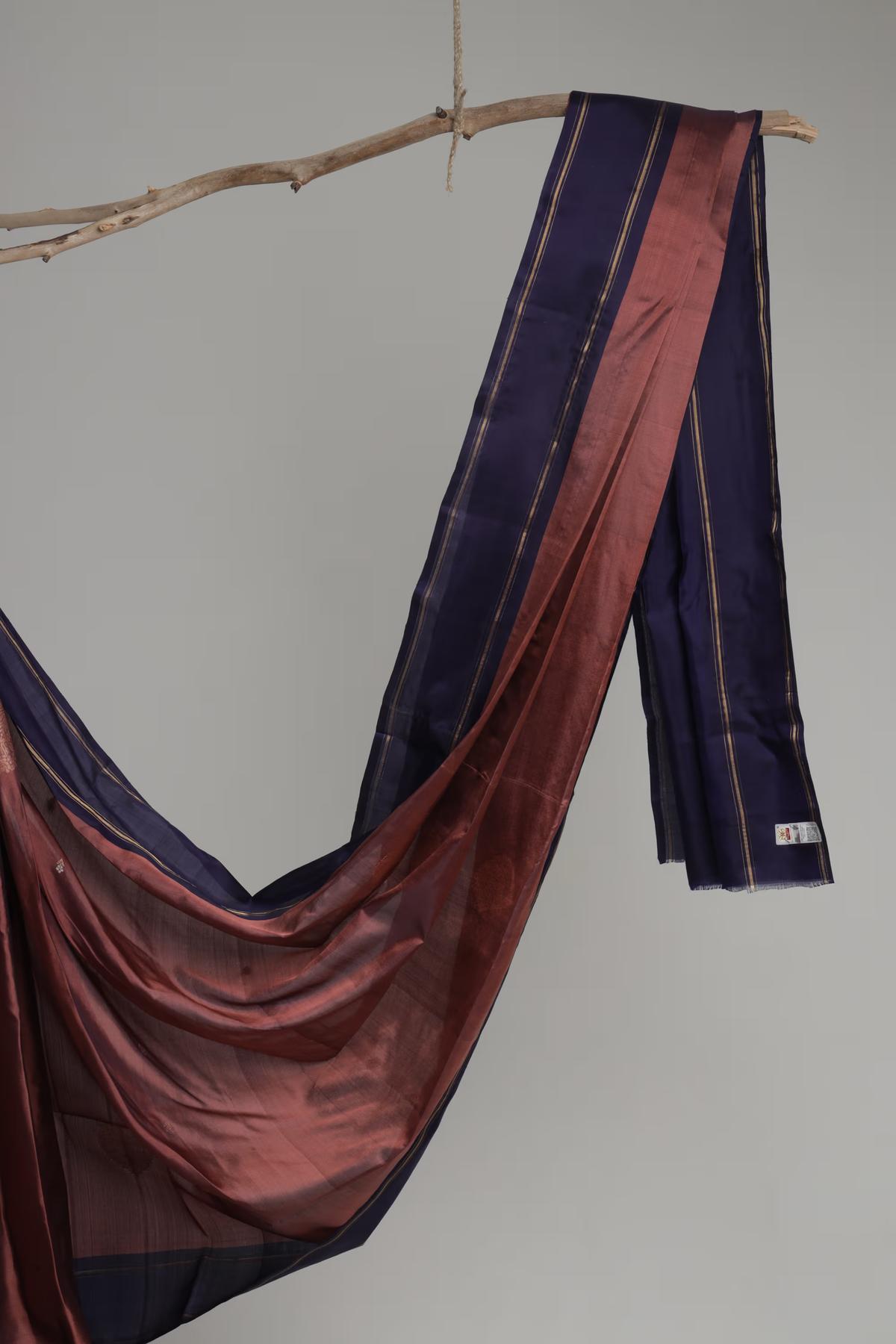 Handloom Maheshwari silk saree in Rust and Navy Blue view 3 - Rust with Navy  Blue Maheshwari silk saree
