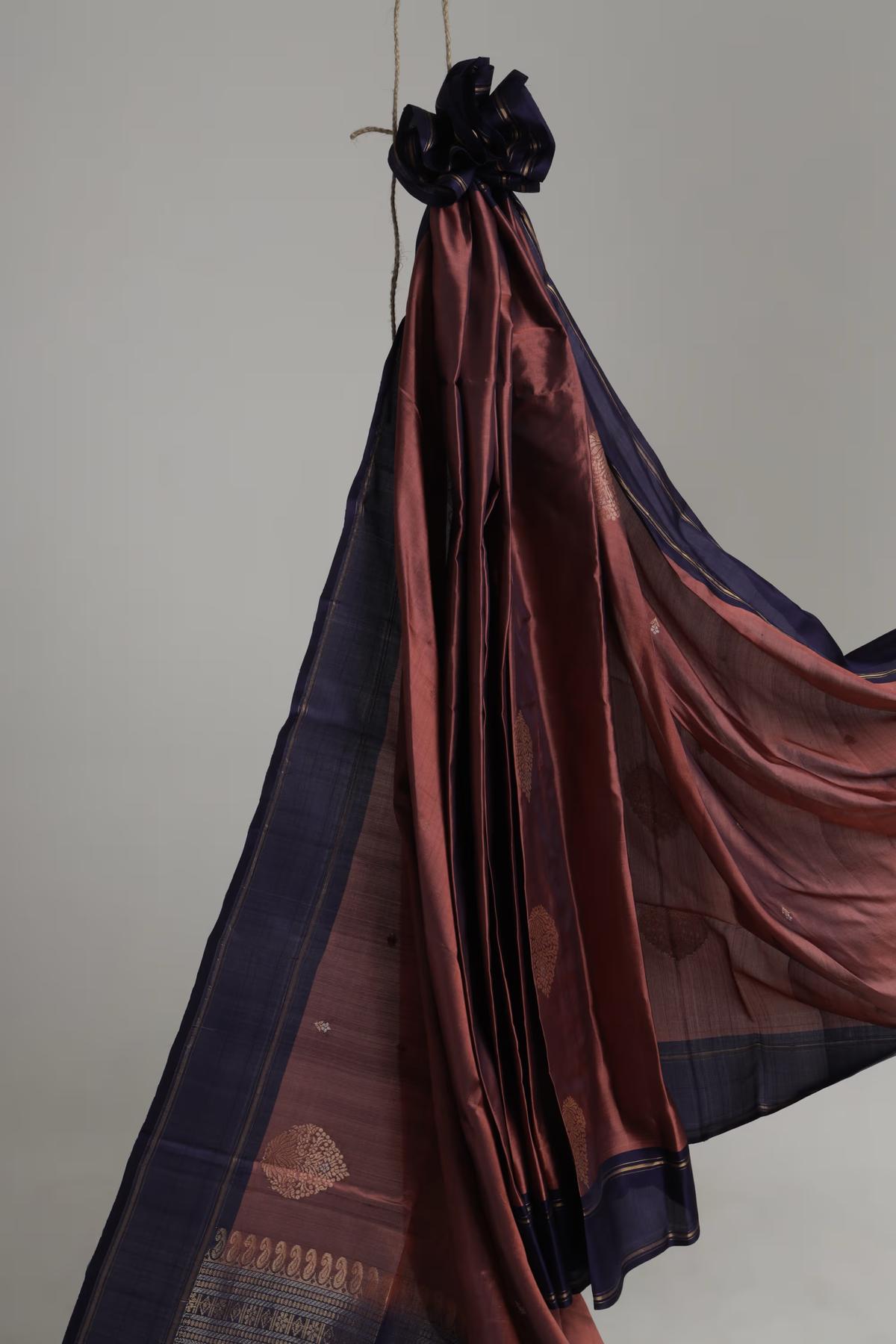 Handloom Maheshwari silk saree in Rust and Navy Blue view 4 - Rust with Navy  Blue Maheshwari silk saree