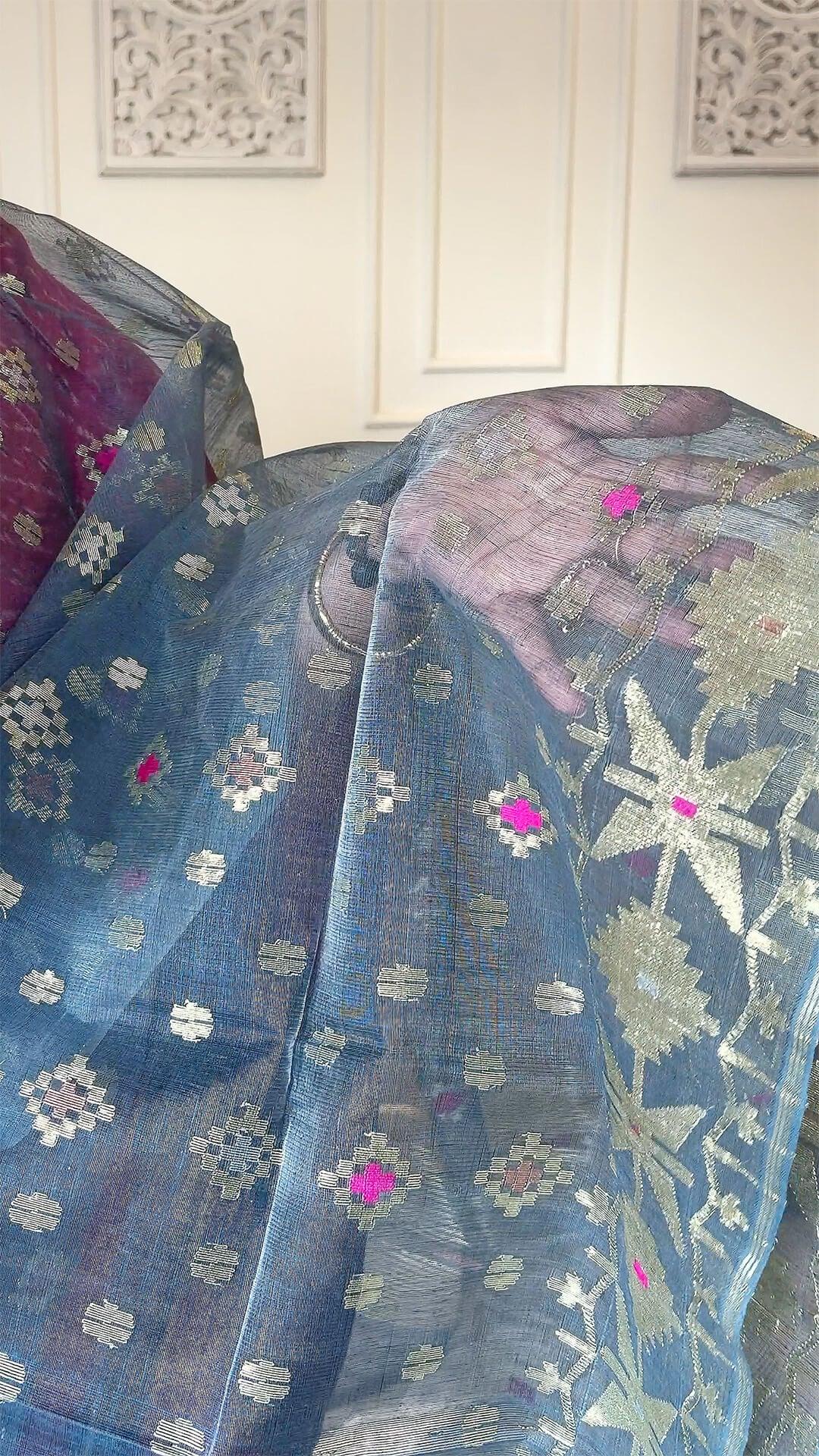 Handloom Dhakai Jamdani saree in Grey view 3 - Grey Jamdani silk-cotton  saree