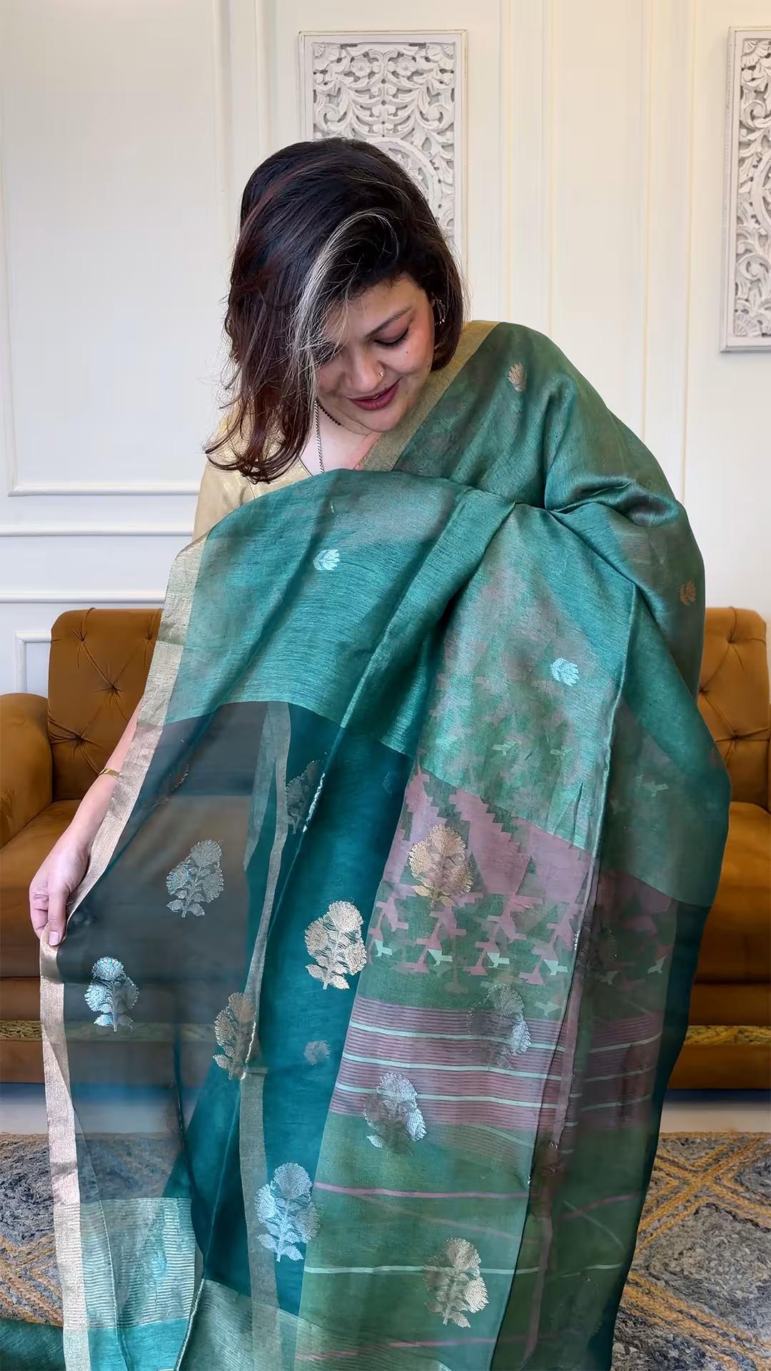 Handloom Pure Muslin silk & Linen in Bottle Green - Yarn Dyed Saree view 2 - Bottle Green Muslin silk & Linen saree