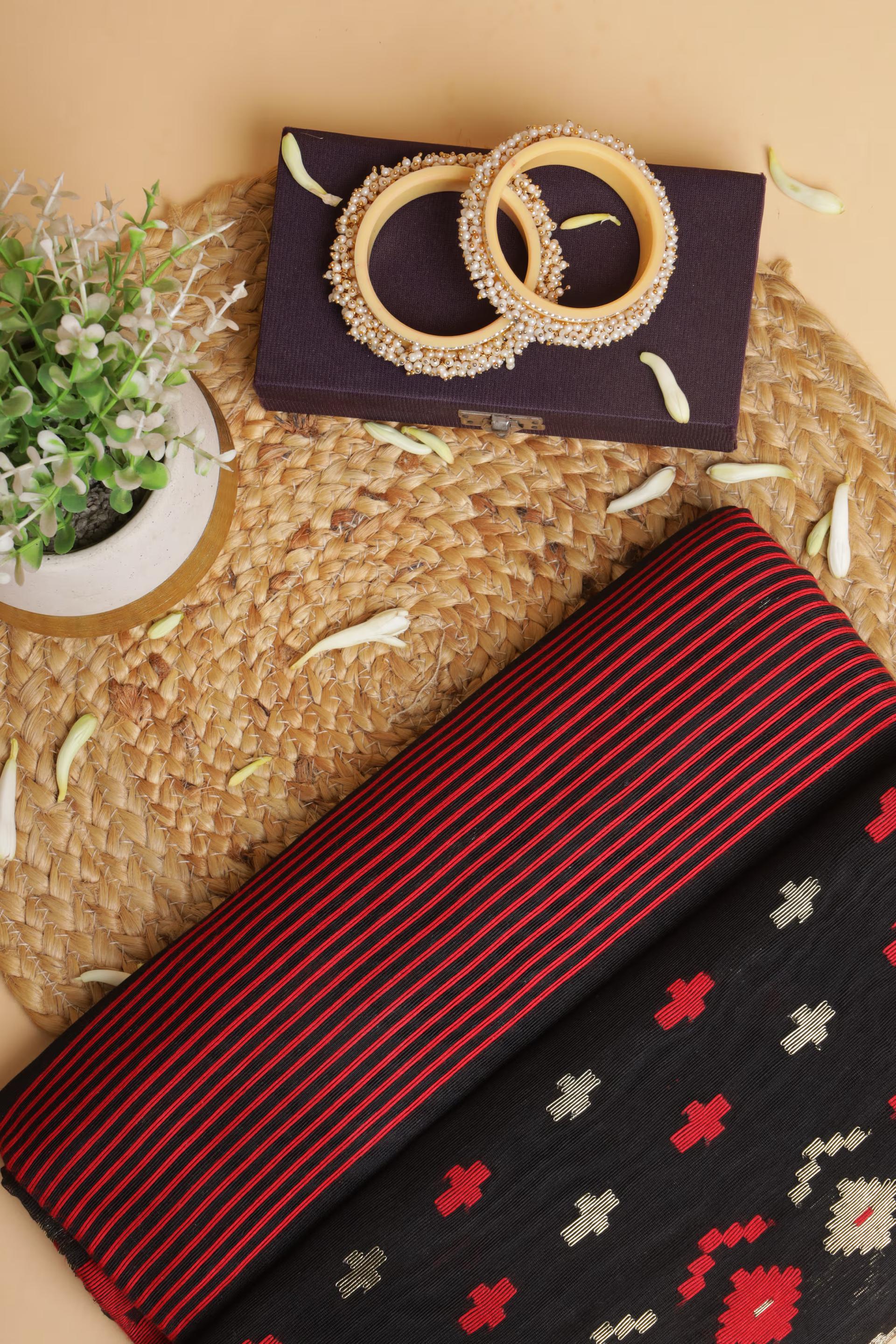 Handloom Dhakai Jamdani saree in Black and Red - Blouse piece not included 2 - Black and Red Pure Jamdani cotton saree